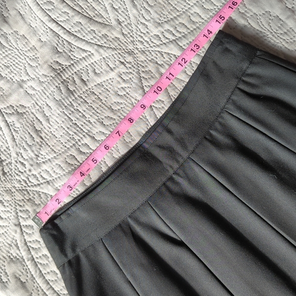 Pleated black mini skirt, size 4 - Picture 6 of 7